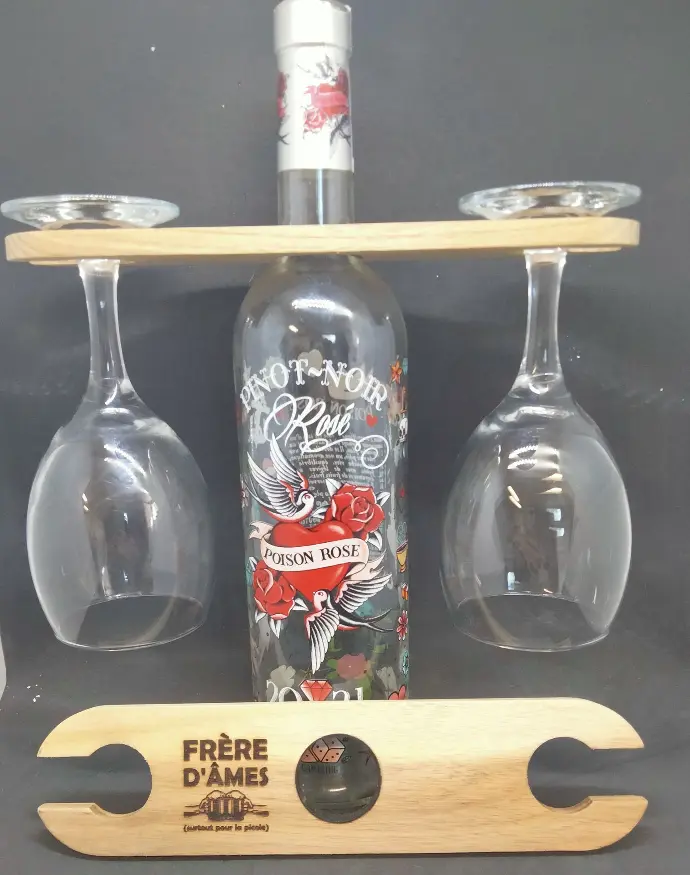 Support en bois gravée pour bouteille