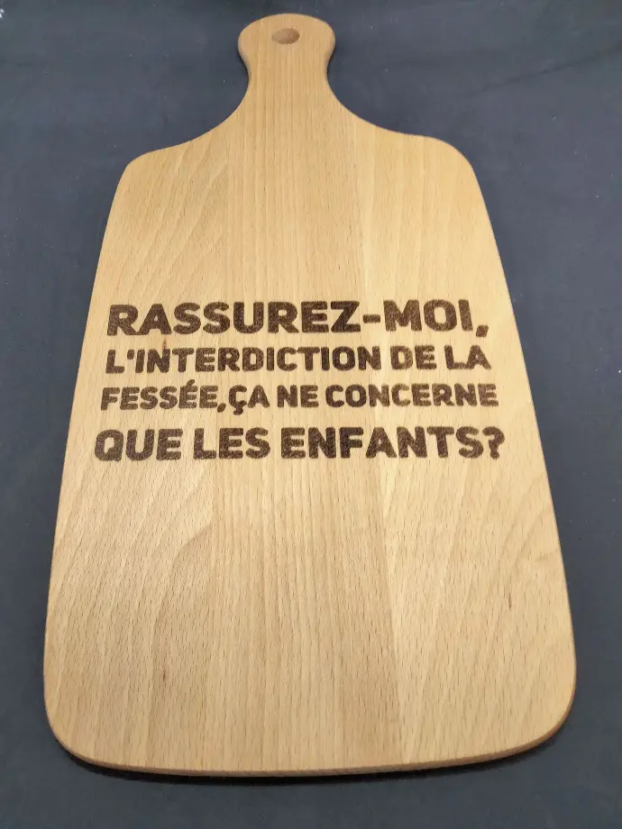 Planche à découper gravée