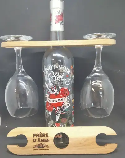 Support en bois gravée pour bouteille