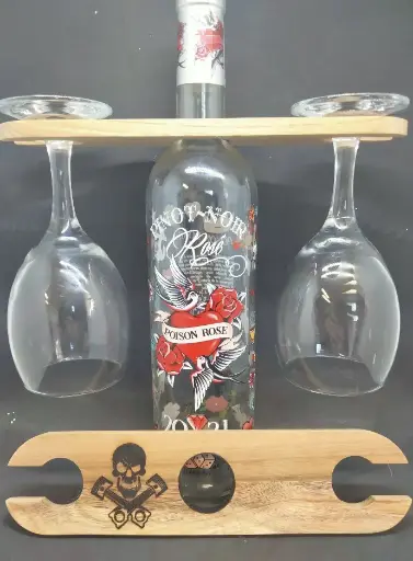 Support en bois gravée pour bouteille