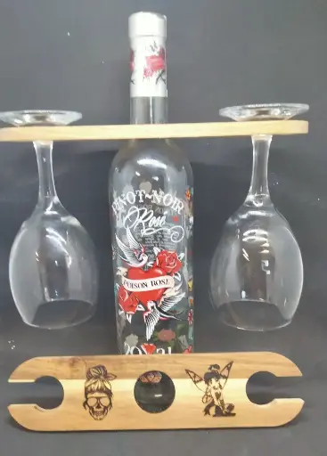 Support en bois gravée pour bouteille
