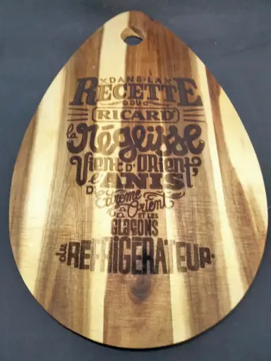 Planche à découper gravée