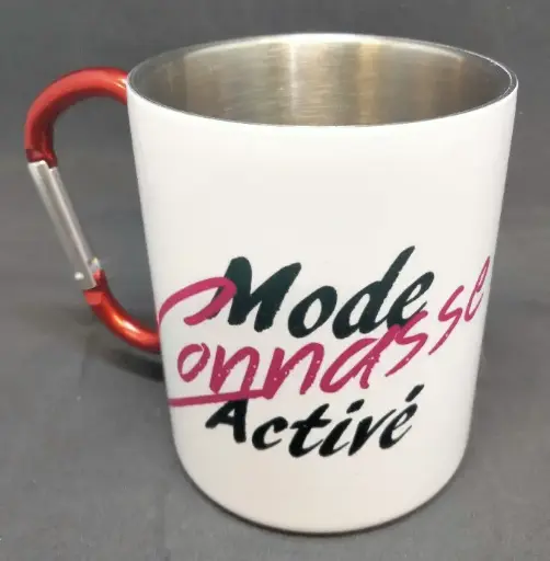 Mug metal blanc avec anse mousqueton rouge