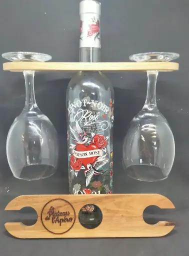 Support en bois gravée pour bouteille